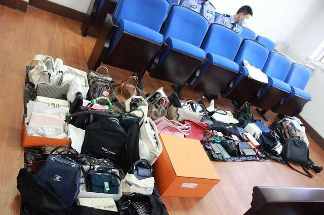 90后女出纳入职一年贪720余万 购买奢侈品高档消费挥霍一空