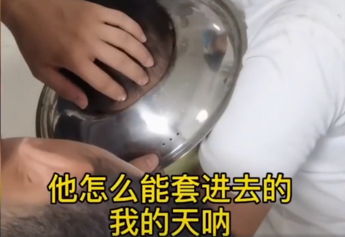 男孩脑袋卡进锅盖取不下来，网友：很心疼，但忍不住笑了