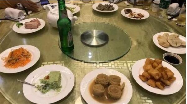【吃瓜围观】知名餐厅3000块一桌被吐槽 发生了什么?