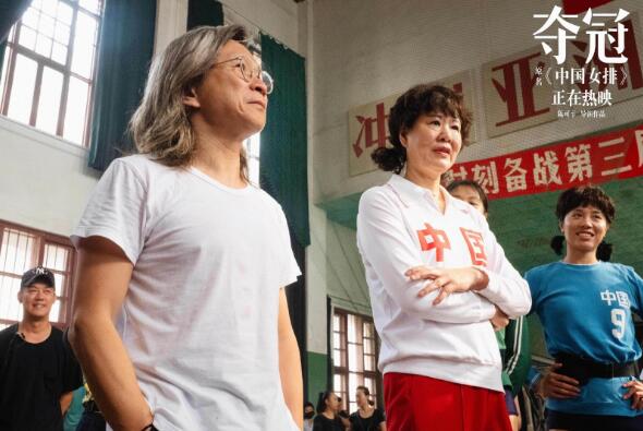 中国女排！郎平换上80年代训练服 与女排姑娘同框互动