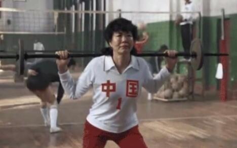 中国女排！郎平换上80年代训练服 与女排姑娘同框互动