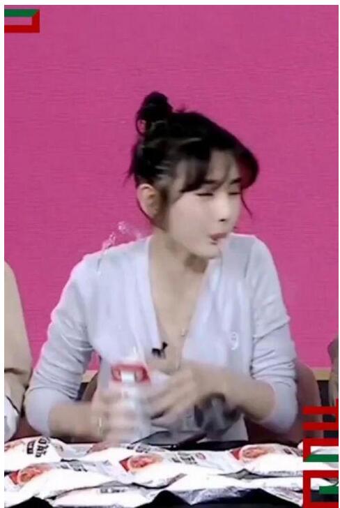 戳中笑点!宋祖儿被保温杯里的汽水喷一脸 女神这次崩溃了！