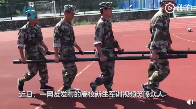 笑到模糊!教官给学生治顺拐结果全被带偏 从啥时候开始顺拐的?