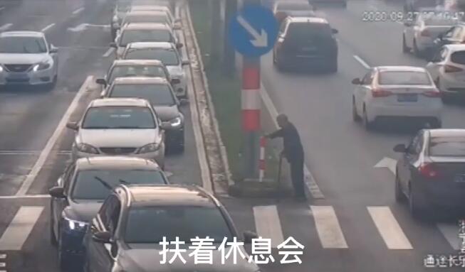 暖到了!绿灯为过马路老人多亮了97秒