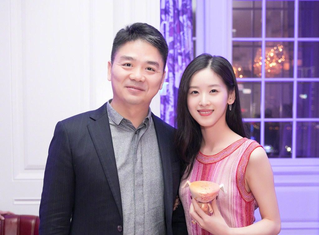 密谋大事?章子怡汪峰约刘强东夫妇,于冬金巧巧罕见随行作陪