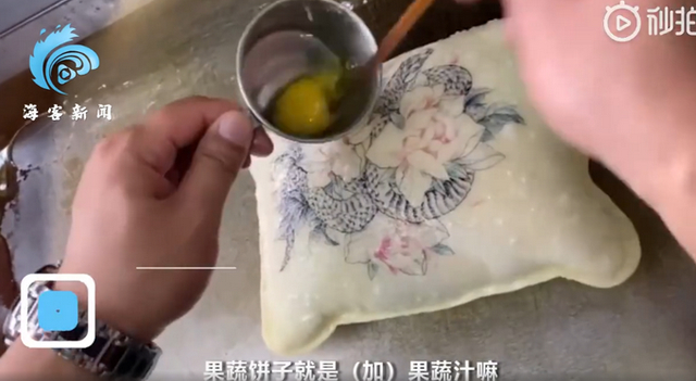 什么操作？店家推彩色鸡蛋灌饼 网友：还以为是暖水袋