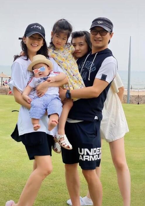 【围观】章子怡首晒儿子正脸照 小公子长什么样？