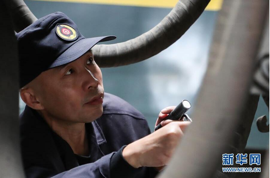 假日里的劳动者——给列车体检的“火车医生”