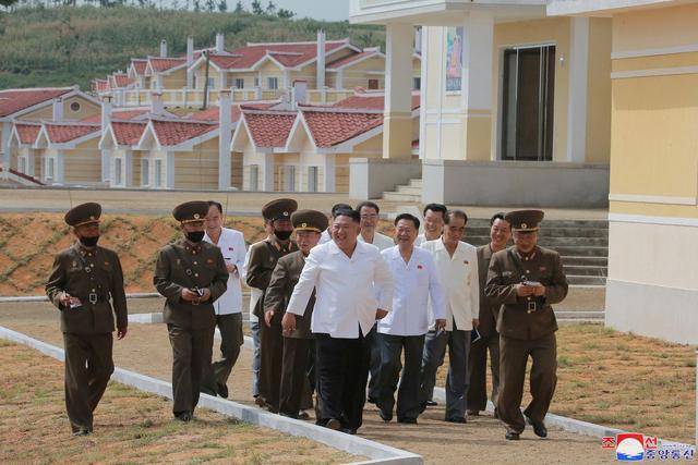 金正恩视察灾区重建工作 胞妹陪同前往 系两个月来首次露面