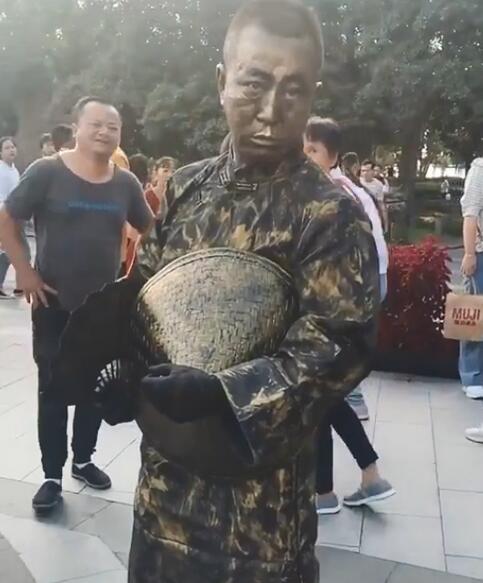 【围观】假扮铜人把执勤女警吓出表情包 下一秒亮了