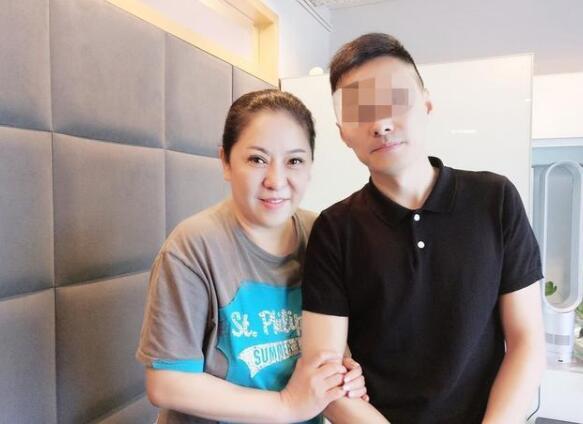不重男轻女？郭碧婷被曝产女后向太夫妇首露面 加官进爵难掩喜悦