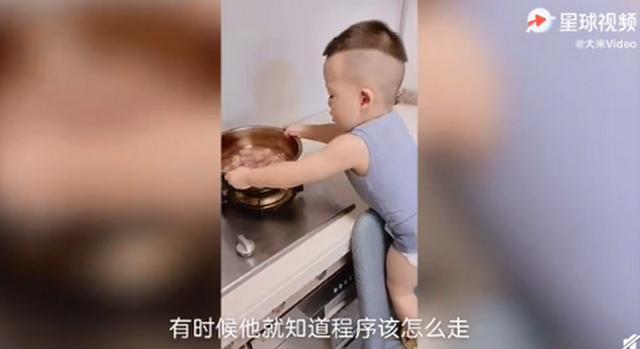 【小小厨神】东莞1岁多萌娃穿尿不湿单手打鸡蛋,太厉害了