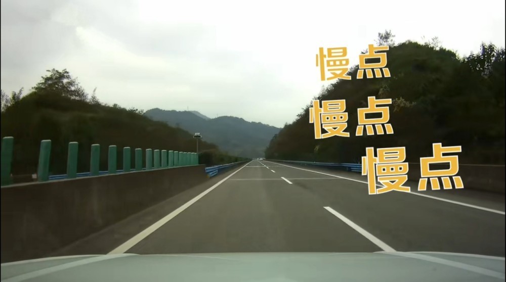 深有体会!老公太话唠女子分神撞上护栏,网友:不开车就闭嘴