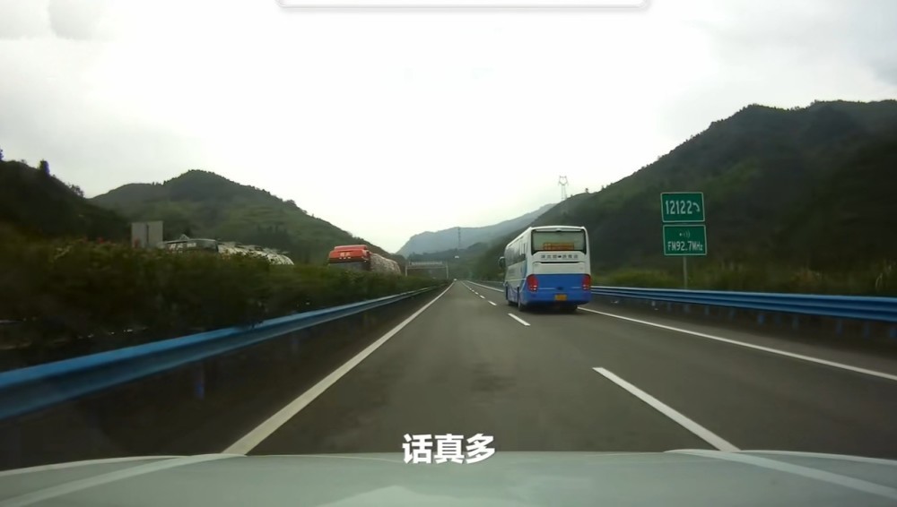 深有体会!老公太话唠女子分神撞上护栏,网友:不开车就闭嘴