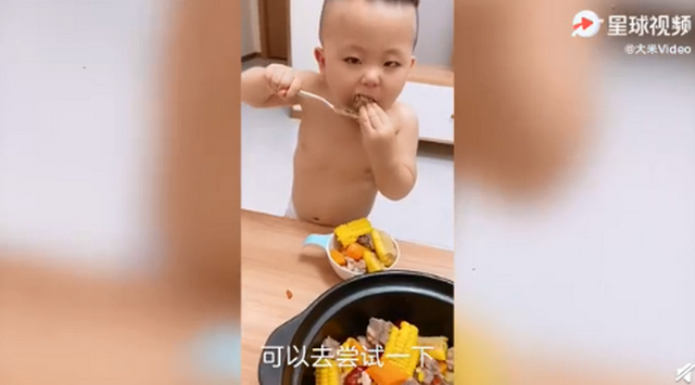 【小小厨神】东莞1岁多萌娃穿尿不湿单手打鸡蛋,太厉害了