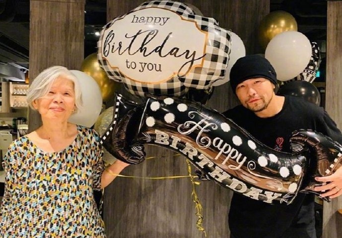 周杰伦妈妈太fashion!周董大喊:比我还会穿