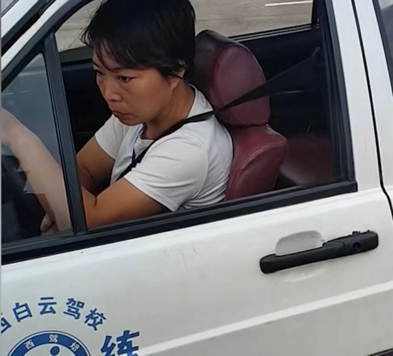苍天饶过谁?驾校教练教小学班主任练车 网友看到这一幕都被逗笑了