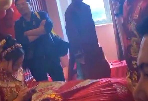 谈崩了!接亲被丈母娘嫌给一万八太少 网友:结个婚像是变成了谈生意