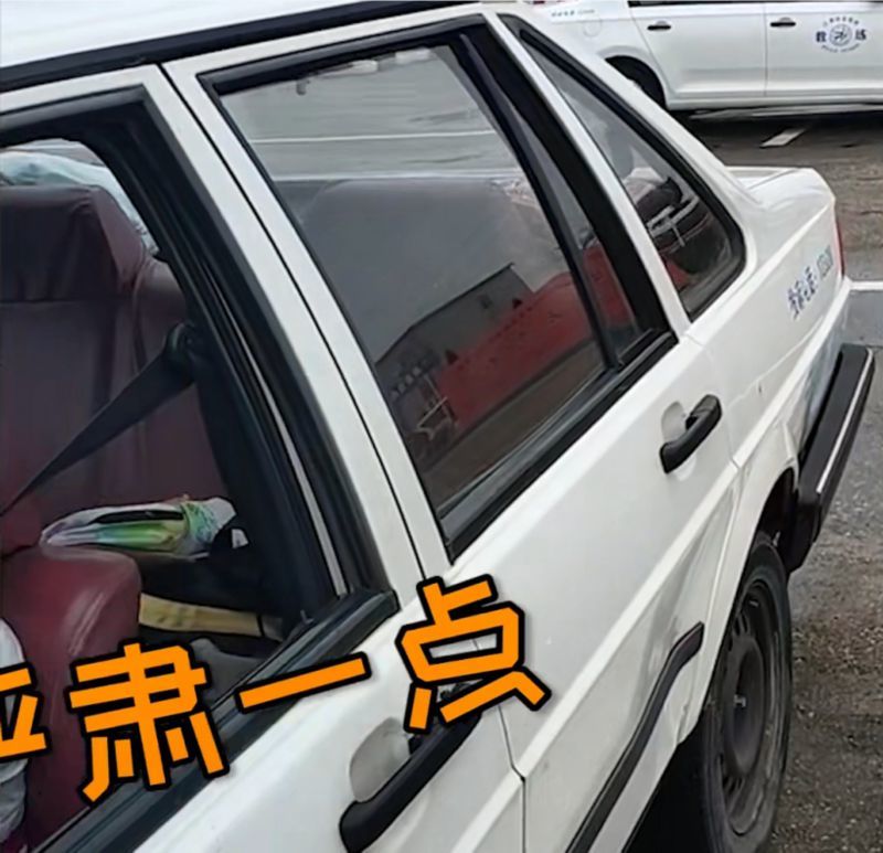 苍天饶过谁?驾校教练教小学班主任练车 网友看到这一幕都被逗笑了