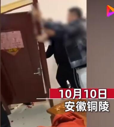 嫁女儿费门！伴郎团用力过猛挤掉新娘家房门 3天回门回去修门