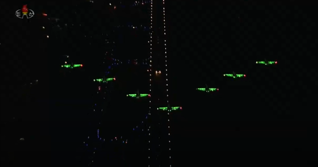 朝鲜举行夜间阅兵 空军7架米格-29组编队(组图)