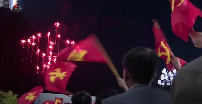 朝鲜举行夜间阅兵 空军7架米格-29组编队(组图)