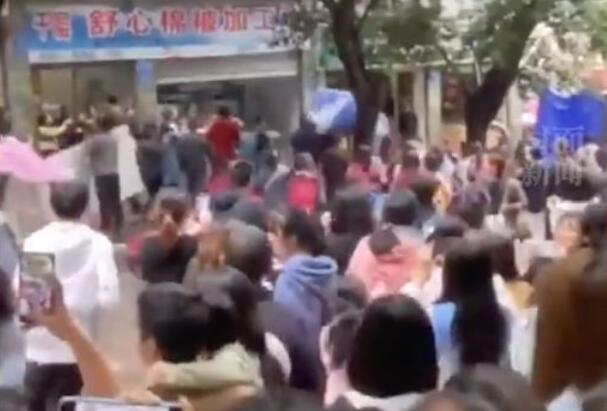 王俊凯四川拍戏粉丝疯跑围观 道路挤得水泄不通
