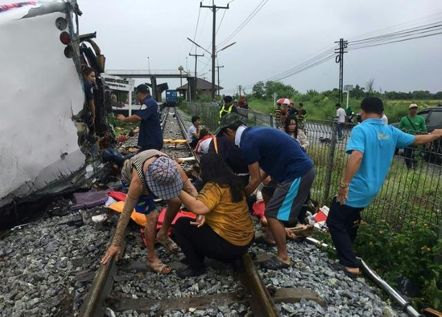 现场惨烈！泰国一汽车遭火车撞翻致20死 巴士被撞后遭削顶
