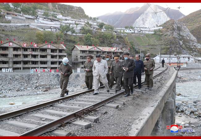 金正恩视察咸镜南道检德地区灾后恢复重建工地