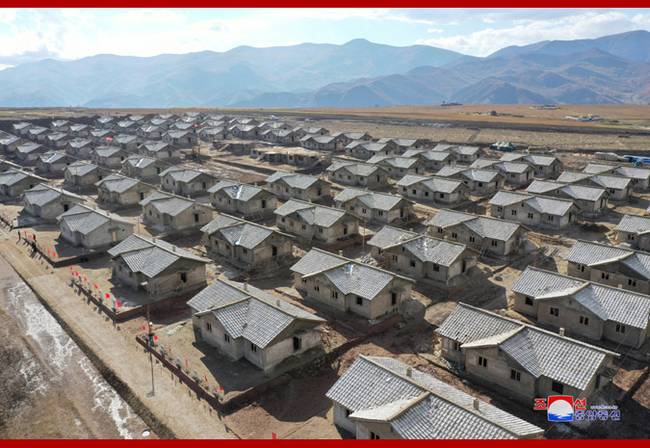 金正恩视察咸镜南道检德地区灾后恢复重建工地