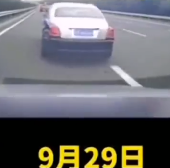 必须严惩！劳斯莱斯占应急车道后恶意别车，被罚200元记6分