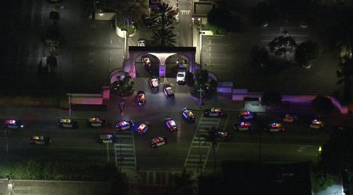 出大事了？美国好莱坞突发枪击事件 20多辆警车在现场如临大敌