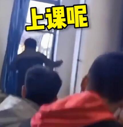 【吃瓜围观】大学老师硬核喊停教室外施工 网友笑称：施工队表示很无辜