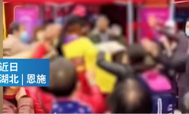 低估大妈实力了！商家模仿不倒翁小姐姐送礼遭哄抢被按在地上