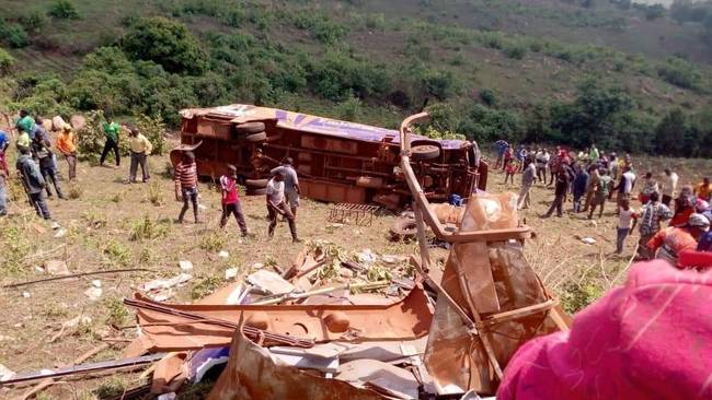 坦桑尼亚一客车侧翻造成15人死亡 总统悼念