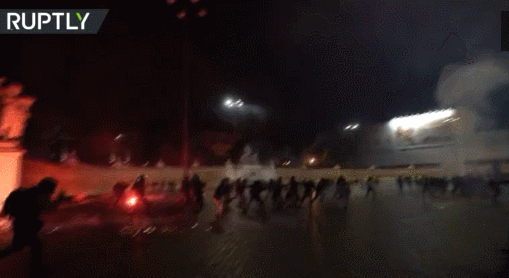 意大利深夜发生混战：数百示威者狂射烟花 警方以烟雾弹回击