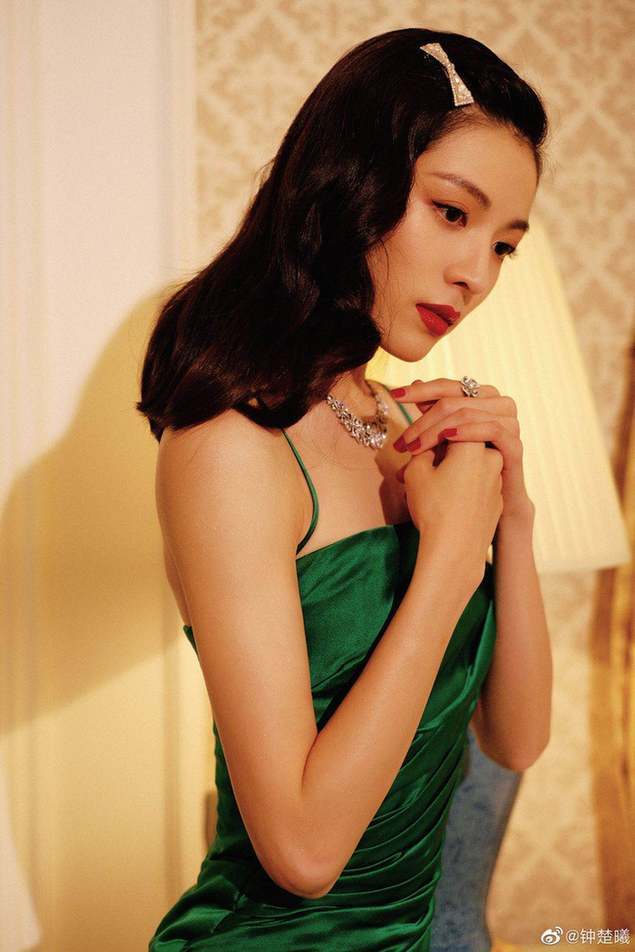 人间尤物!钟楚曦穿吊带绿裙秀S型曲线冷艳魅惑