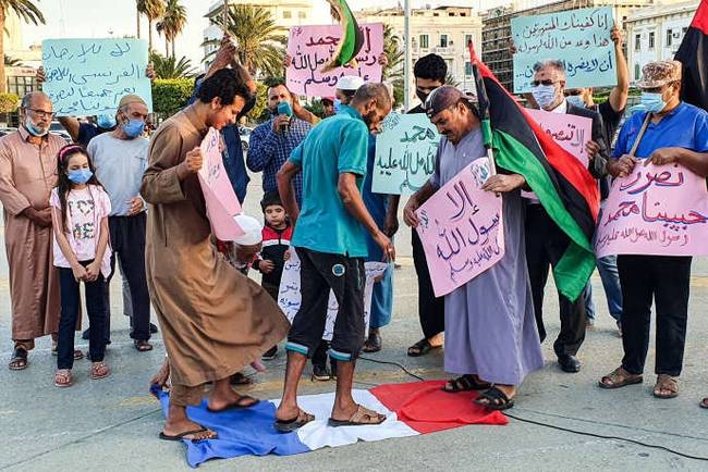 利比亚民众在街头表达对于法国的不满（AFP）