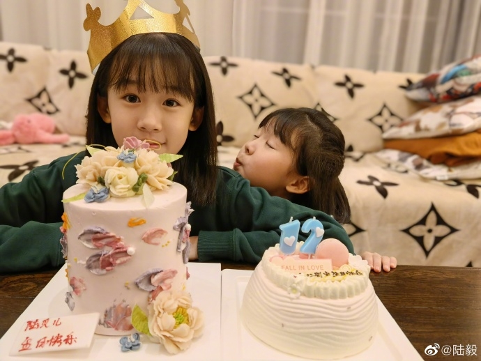 陆毅晒女儿庆生图不忘提作业贝儿对蛋糕许愿俏皮可爱