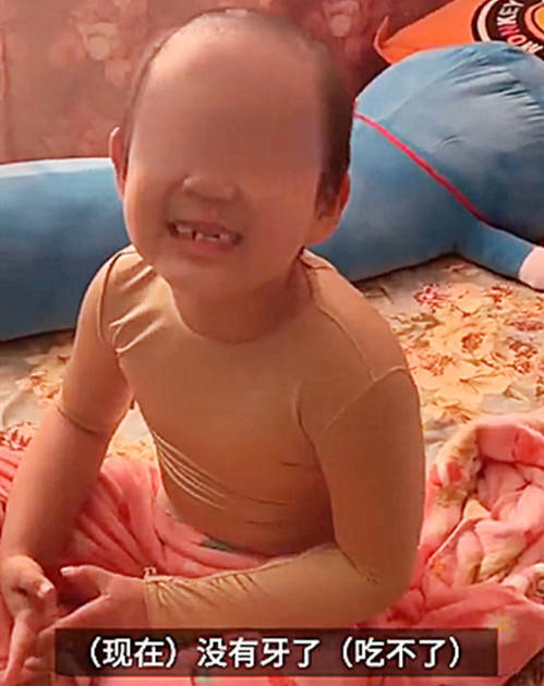 抚顺6岁被虐女童父亲望严惩前妻!暖心女儿哭的撕心裂肺还不忘安慰父亲