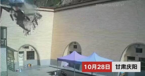 甘肃载30人大巴坠入农家院,客车“四脚朝天”受损严重