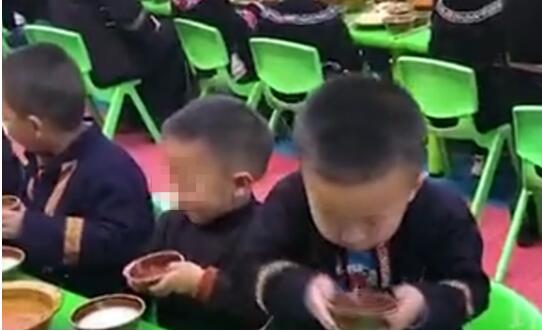 【后续来了】教育局回应一幼儿园让孩子学敬酒：碗里是白开水