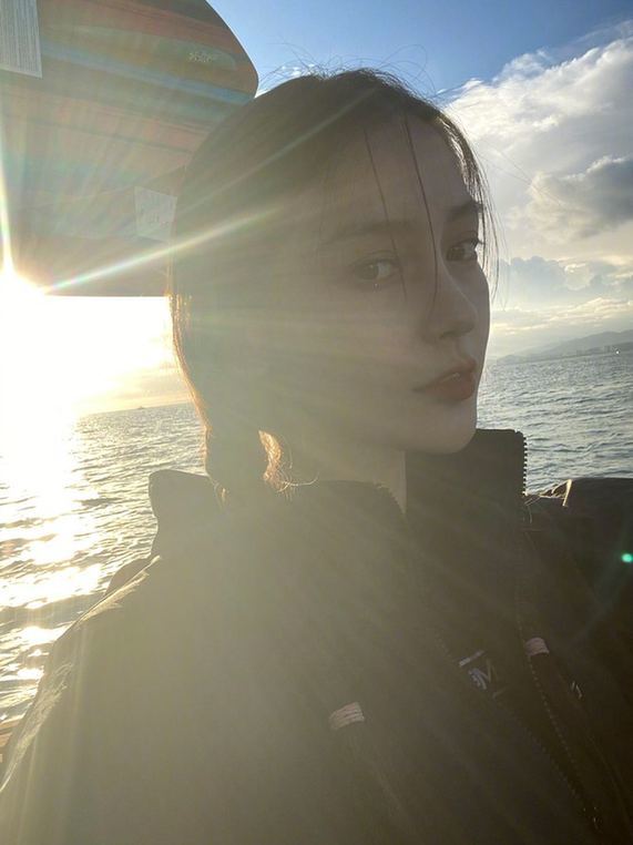 Angelababy冲浪翻车现场 baby晒冲浪美照大眼高鼻梁