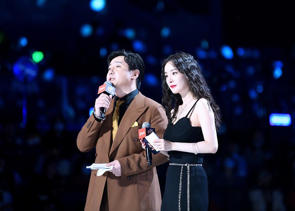 沈腾回应杨幂没扶上,称上台前说好了一上去就忘了