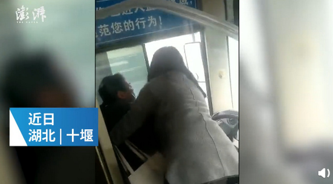 啥操作?女子冒用爱心卡被发现踹安全门 驾驶员获