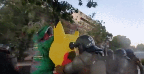 现场！智利示威者扮成“皮卡丘”与警方扭打 被喷胡椒后倒地