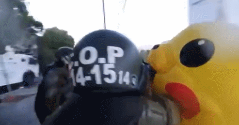 现场！智利示威者扮成“皮卡丘”与警方扭打 被喷胡椒后倒地