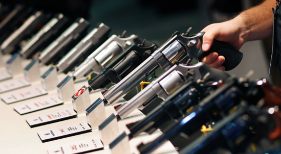 美国枪支销售量创下历史纪录 690万人今年首次买枪
