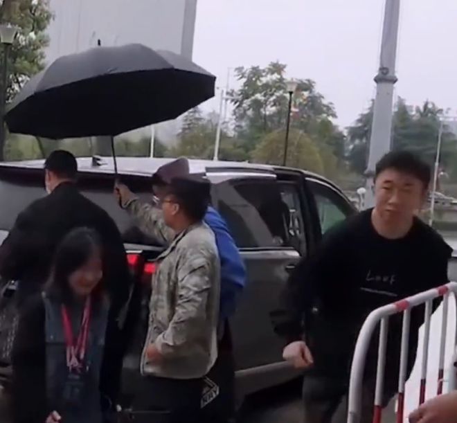哈哈哈!保安回应没给杨迪打伞 迪哥会把你编进段子的!