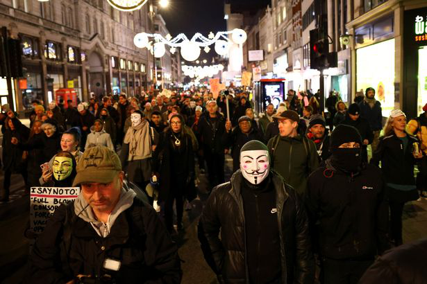 二次“封锁”开始当晚，伦敦反封锁示威者上街抗议